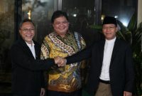 Ketua Umum DPP Partai Golkar Airlangga Hartarto bertemu dengan Ketum PAN Zulkifli Hasan (kiri) dan Plt Ketum PPP Muhammad Mardiono di Jakarta, Kamis (27/4/2023) malam