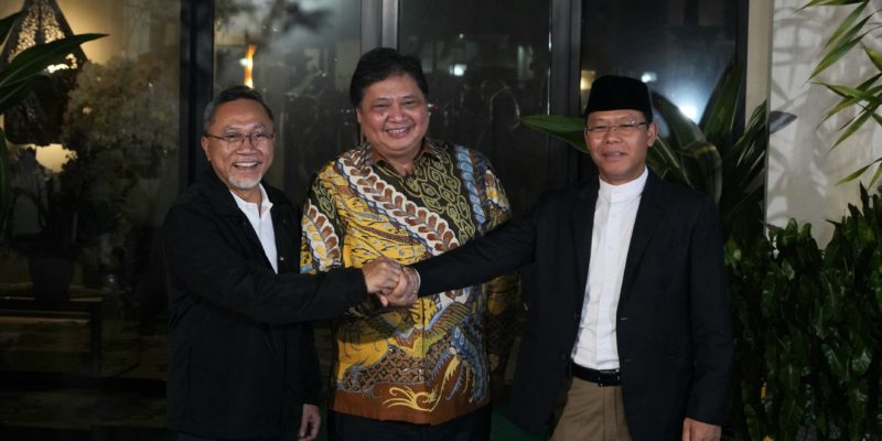 Ketua Umum DPP Partai Golkar Airlangga Hartarto bertemu dengan Ketum PAN Zulkifli Hasan (kiri) dan Plt Ketum PPP Muhammad Mardiono di Jakarta, Kamis (27/4/2023) malam