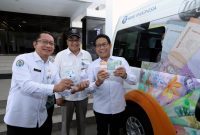 Jakarta - Kementerian Desa, Pembangunan Daerah Tertinggal dan Transmigrasi (Kemendes PDTT) bekerja sama dengan Bank Indonesia (BI) menggelar Penukaran Uang Pecahan di pelataran Gedung Utama pada Selasa (11/4/2023). 
Foto : Didi Humas Kemendesa