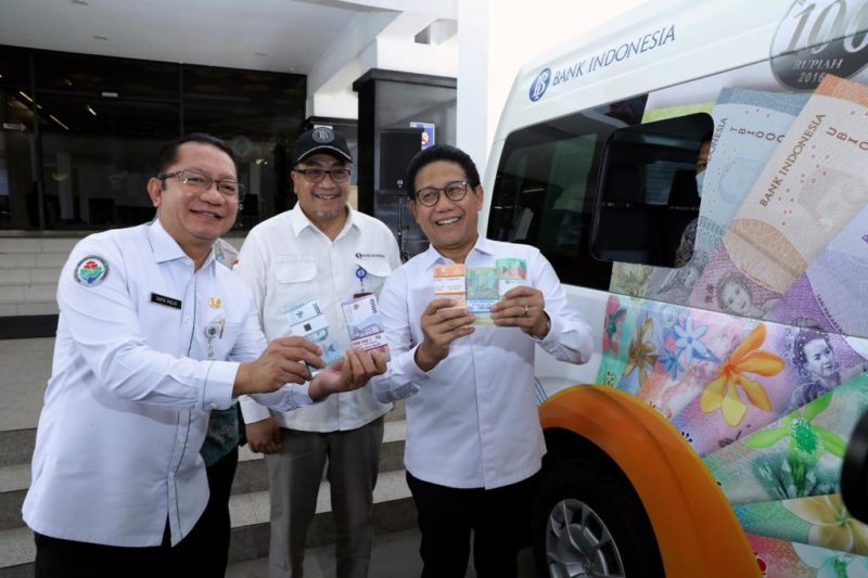 Jakarta - Kementerian Desa, Pembangunan Daerah Tertinggal dan Transmigrasi (Kemendes PDTT) bekerja sama dengan Bank Indonesia (BI) menggelar Penukaran Uang Pecahan di pelataran Gedung Utama pada Selasa (11/4/2023). 
Foto : Didi Humas Kemendesa