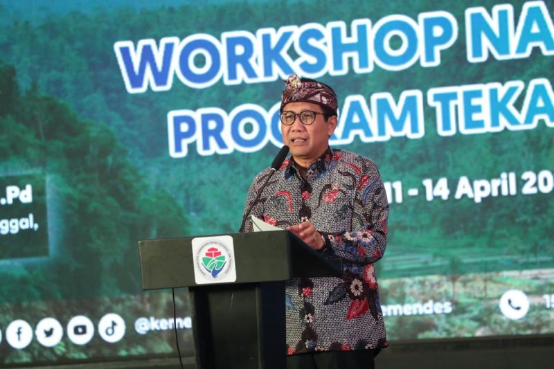 Menteri Desa, Pembangunan Daerah Tertinggal, dan Transmigrasi Abdul Halim Iskandar, didampingi istri Lilik Umi Nashriyah memberikan arahan sekaligus membuka Workshop Nasional Program TEKAD 2023 di Trans Resort Bali, Rabu (12/04/2023). turut hadir Wakil Gubernur Bali, Tjokorda Oka Arta Ardana Sukawati, Country Director IFAD Hani Elsadani, Dirjen PEI Harlina Sulistyorini, Dirjen PPDT Eko Sri Haryanto. 
Foto dok. KemendesPDTT