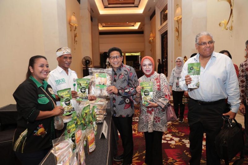 Menteri Desa, Pembangunan Daerah Tertinggal, dan Transmigrasi Abdul Halim Iskandar, didampingi istri Lilik Umi Nashriyah memberikan arahan sekaligus membuka Workshop Nasional Program TEKAD 2023 di Trans Resort Bali, Rabu (12/04/2023). turut hadir Wakil Gubernur Bali, Tjokorda Oka Arta Ardana Sukawati, Country Director IFAD Hani Elsadani, Dirjen PEI Harlina Sulistyorini, Dirjen PPDT Eko Sri Haryanto. 

Foto dok KemendesPDTT