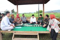 WONOSOBO - Menteri Desa, Pembangunan Daerah Tertinggal, dan Transmigrasi Abdul Halim Iskandar meninjau BUMDesa Bangun Sejahtera Desa Bojasari Kecamatan Kertek Wonosobo, Kamis 13/4/2023
Foto: Angga/KemendesPDTT