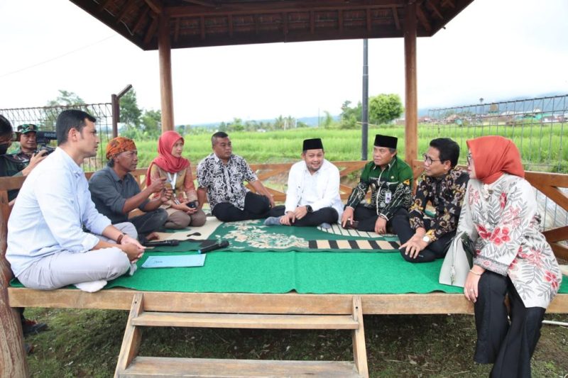 WONOSOBO - Menteri Desa, Pembangunan Daerah Tertinggal, dan Transmigrasi Abdul Halim Iskandar meninjau BUMDesa Bangun Sejahtera Desa Bojasari Kecamatan Kertek Wonosobo, Kamis 13/4/2023
Foto: Angga/KemendesPDTT