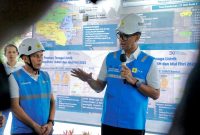 Direktur Utama PLN, Darmawan Prasodjo memberikan arahan langsung kepada petugas lapangan./ foto ist