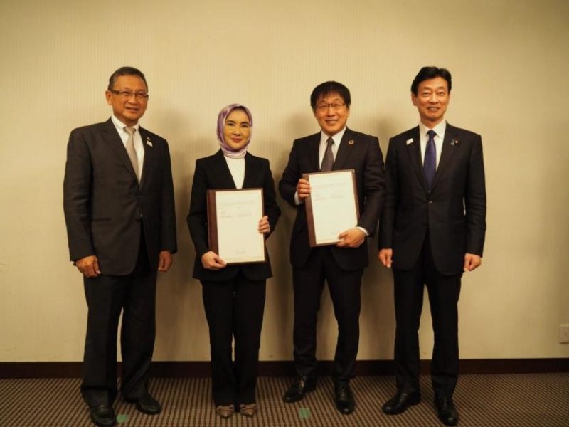 Keterangan Foto: Dari kiri, H.E. Arifin Tasrif, Minister of Energy and Mineral Resources in Indonesia, Ms. Nicke Widyawati, President Director & CEO, Pertamina, Mr. TAKAHARA Ichiro, Chairman & CEO, JOGMEC, H.E. NISHIMURA Yasutoshi, Minister of Economy, Trade and Industry in Japan (Source: Ministry of Economy, Trade and Industry in Japan) / foto dok. Pertamina