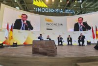  Direktur Digital Business Telkom Muhamad Fajrin Rasyid (kedua dari kiri) menjadi salah satu pembicara dalam perhelatan Hannover Messe 2023, di Jerman, bulan April lalu. Dalam ajang pameran industri terbesar di Eropa tersebut, Fajrin menyampaikan bahwa Telkom sebagai BUMN berkomitmen untuk menjadi penggerak utama terciptanya kedaulatan digital di Indonesia melalui berbagai potensi yang dimiliki Telkom, termasuk infrastruktur jaringan dan layanan digital terbaik di berbagai sektor.
