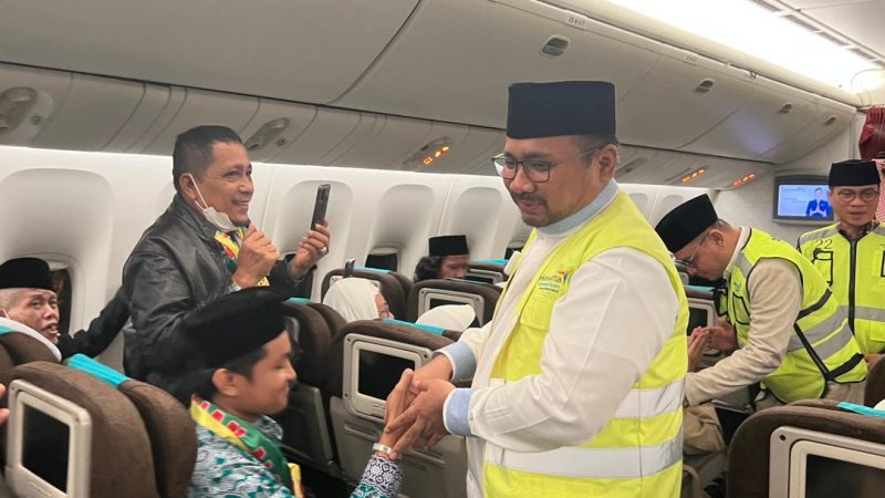 Menag Yaqut Cholil Qoumas melepas keberangkatan jemaah haji JKG-01 di Bandara Soeta