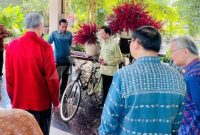 Presiden RI Joko Widodo bersama dengan Kepala Negara Bruenai Darussalam Sultan Hassanal Bolkiah melihat sepeda kayu saat acara KTT ASEAN 2023 di Meurorah Komodo, Labuan Bajo, Maggarai Barat, Nusa Tenggara Timur pada Kamis (11/5/2023). FOTO : ISTIMEWA