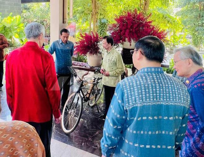 Presiden RI Joko Widodo bersama dengan Kepala Negara Bruenai Darussalam Sultan Hassanal Bolkiah melihat sepeda kayu saat acara KTT ASEAN 2023 di Meurorah Komodo, Labuan Bajo, Maggarai Barat, Nusa Tenggara Timur pada Kamis (11/5/2023). FOTO : ISTIMEWA