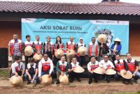Corporate Secretary Pertamina Brahmantya S. Poerwadi bersama dengan VP CSR & SMEPP Fajriyah Usman, Presiden Direktur Pertamina Foundation Agus Mashud dan Wakil Rektor 4 Universitas Indonesia Dedi Priadi berfoto bersama usai melakukan penanaman pohon pada saat acara “Aksi Sobat Bumi” di Universitas Indonesia, Depok pada Selasa (23/5/2023).
