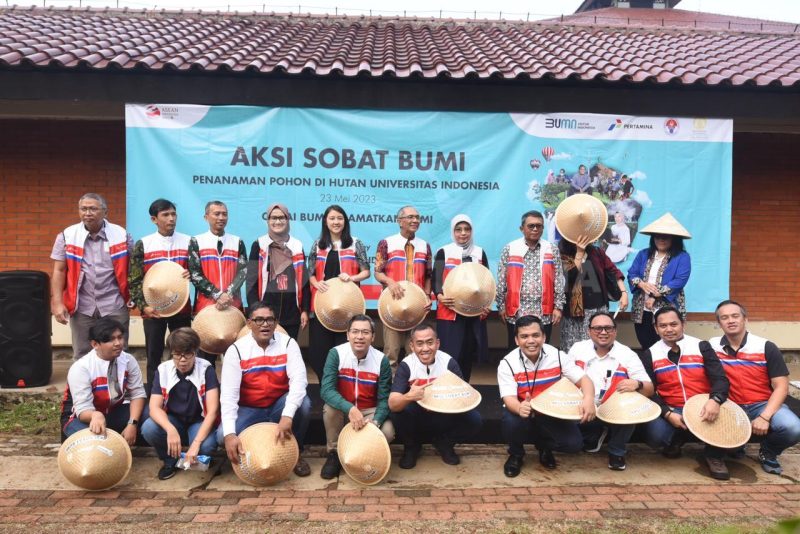 Corporate Secretary Pertamina Brahmantya S. Poerwadi bersama dengan VP CSR & SMEPP Fajriyah Usman, Presiden Direktur Pertamina Foundation Agus Mashud dan Wakil Rektor 4 Universitas Indonesia Dedi Priadi berfoto bersama usai melakukan penanaman pohon pada saat acara “Aksi Sobat Bumi” di Universitas Indonesia, Depok pada Selasa (23/5/2023).