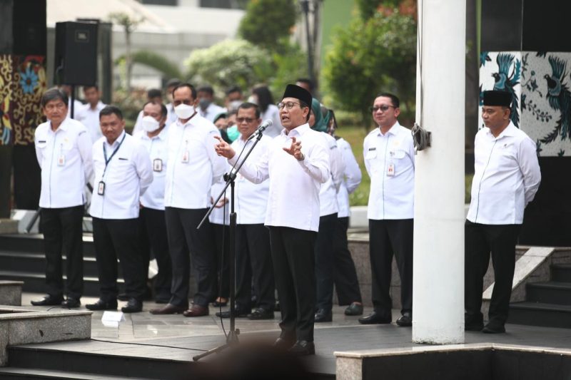 Menteri Desa, PDT, dan Transmigrasi (Mendes PDTT) Abdul Halim Iskandar bersama Wakil Mendes PDTT Budi Arie Setiadi, Sekjen Kemendes PDTT Taufik Madjid menggelar Apel Pagi dan Halalbihalal Idul Fitri 1444 H dengan pegawai Kemendes PDTT, Jakarta, Selasa (2/5/2023).
Foto: Kemendes PDTT