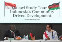 Sekretaris Jenderal Kementerian Desa, Pembangunan Daerah Tertinggal dan Transmigrasi Taufik Madjid didampingi Dirjen PDP Sugito , Dirjen PEID Harlina Sulistyorini, Dirjen PPKTrans Danton Ginting beserta Eselon 2 Kemendes PDTT Menerima Kedatangan Kunjungan Delegasi Pemerintah Republik Malawi dikantor Kemendes PDTT.Jakarta, Senin (8/5/2023)
Selain Kunjungan ke Kantor Kemendes PDTT Delegasi Malawi juga dijadwalkan akan melakukan Kunjungan kesejumlah Desa di Kabupaten Timur Tengah Selatan NTT. Foto : Mugi / Kemendes PDTT