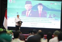 Ternate_Sekretaris Jenderal Kementerian Desa, Pembangunan Daerah Tertinggal dan Transmigrasi Taufik Madjid, memberikan laporan kepada Wakil Presiden Republik Indonesia, Ma’ruf Amin dalam rapat koordinasi penguatan pembangunan dan pemberdayaan masyarakat desa untuk Indonesia bebas stunting dan kemiskinan ekstrem, di Sahid Bela Ternate, Jumat (12/5/23).
Foto : Angga/ Kemendespdtt