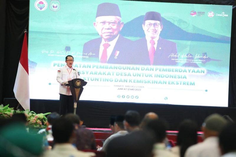 Ternate_Sekretaris Jenderal Kementerian Desa, Pembangunan Daerah Tertinggal dan Transmigrasi Taufik Madjid, memberikan laporan kepada Wakil Presiden Republik Indonesia, Ma’ruf Amin dalam rapat koordinasi penguatan pembangunan dan pemberdayaan masyarakat desa untuk Indonesia bebas stunting dan kemiskinan ekstrem, di Sahid Bela Ternate, Jumat (12/5/23).
Foto : Angga/ Kemendespdtt