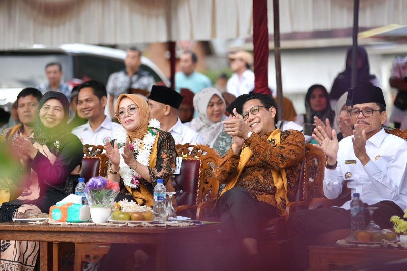 Menteri Desa, Pembangunan Daerah Tertinggal, dan Transmigrasi Abdul Halim Iskandar didampingi Istri Lilik Umi Nasriyah , Bupati Lima Puluh Kota Safaruddin Dt. Bandaro Rajo ,Rektor UNP Prof.Genefri menghadiri dan meresmikan Objek Wisata di Desa/Nagari Harau yang Merupakan dana Dari Kemendes.
Harau,Sumbar,Jumat, (19/5/2023)
Foto : Mugi / Kemendes PDTT