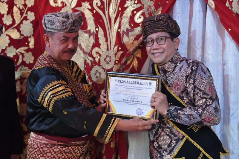 Menteri Desa, Pembangunan Daerah Tertinggal, dan Transmigrasi Abdul Halim Iskandar didampingi Istri Lilik Umi Nasriyah menghadiri sekaligus mendapatkan gelar sangsoko (kehormatan) yakni gelar Sutan Khalifah di acara adat pengukuhan Rektor Universitas Negeri Padang Prof. Ganefri menjadi kepala adat Suku Banuampu di Kampungnya Jorong Talago, Nagari VII Koto Talago, Kecamatan Guguak, Kabupaten Lima Puluh Kota, Sumatera Barat pada Sabtu (20/5/2023).
Foto : Mugi / Kemendes PDTT