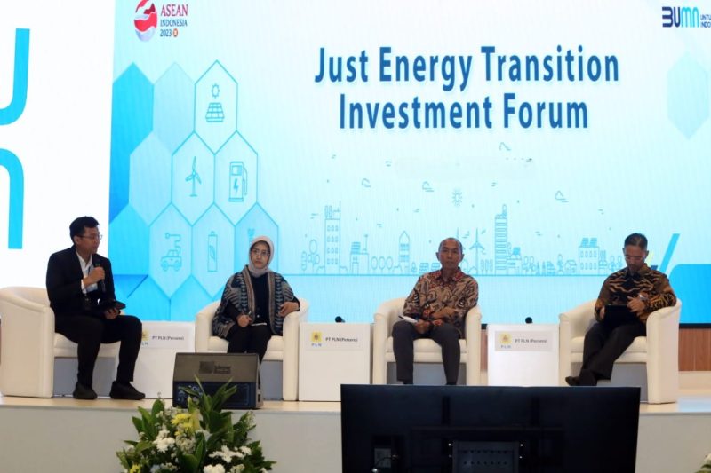 Kiri ke kanan; Vice President Institusi Keuangan dan Riset Pasar PLN, Steve Daniar Anggara, Executive Vice President Aneka Energi Baru dan Terbarukan PLN, Cita Dewi, Direktur Utama PLN Indonesia Power, Edwin Nugraha Putra, dan Direktur Pengembangan Bisnis dan Niaga PLN Nusantara Power, Muhamad Reza./ foto dok. PLN