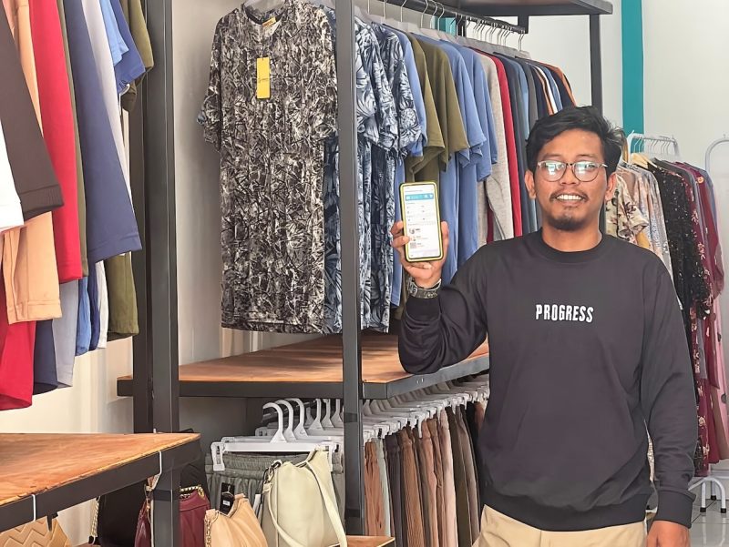 Hendra Aji, pemilik Roemah Daster Kalsel yang mendapatkan keuntungan berlipat hasil memasarkan produknya di PLN Mobile./ foto dok. PLN