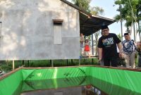 Wakil Ketua DPR RI Muhaimin Iskandar memberikan bantuan sarana produksi ternak lele kepada keluarga Maryono warga Desa Rasau Jaya Umum, Kecamatan Rasau Jaya, Kubu Raya, Kalimantan Barat, Jumat (26/5/2023). Bioflog lele ini dapat menghasilkan keuntungan bersih Rp 1,6 juta setiap panen, sehingga keluarga Maryono dapat lepas dari kemiskinan exktrem. Istri Maryono, Nila Tri Wulandari merupakan penyandang tuna wicara, memiliki delapan anak, salah satunya stunting. 
Foto: Wening/Kemendes PDTT