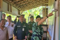 Anggota Komisi VII DPR RI, Nurhasan Zaidi, didampingi Direktur Teknik dan Lingkungan Ketenagalistrikan Kementerian ESDM, M. P. Dwi Nugroho (kedua dari kanan) saat menyalakan listrik rumah penerima bantuan Bantuan Pasang Baru Listrik, Jaja (paling kiri) di Desa Cimanggu, Majalengka, Senin (22/05).