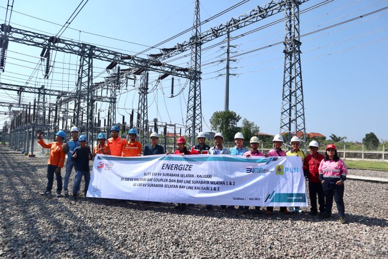 Manejemen dan pegawai PLN Unit Induk Pembangunan Jawa Bagian Timur dan Bali (UIP JBTB) berpose setelah berhasil memberikan tegangan (energize) pada Saluran Udara Tegangan Tinggi (SUTT) 150 kV Surabaya Selatan - Kalisari./ foto dok. PLN