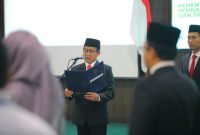 JAKARTA – Menteri Desa, Pembangunan Daerah Tertinggal, dan Transmigrasi Abdul Halim Iskandar melantik Sustiana Nurul Hidayati sebagai Pejabat Fungsional Auditor Ahli Utama Kemendes PDTT, Rabu 31/05/23 
Foto : Angga/KemendesPDTT