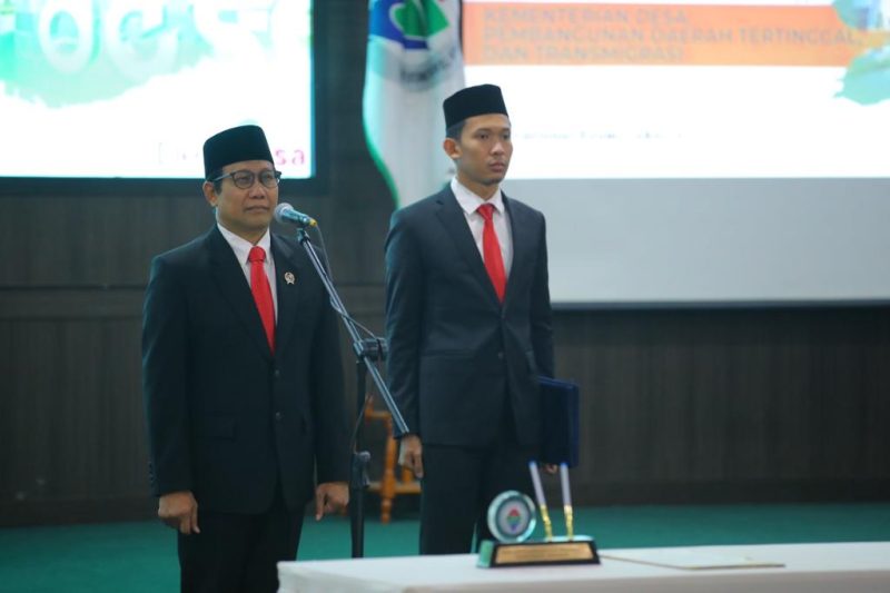 JAKARTA – Menteri Desa, Pembangunan Daerah Tertinggal, dan Transmigrasi Abdul Halim Iskandar melantik Sustiana Nurul Hidayati sebagai Pejabat Fungsional Auditor Ahli Utama Kemendes PDTT, Rabu 31/05/23 
Foto : Angga/KemendesPDTT