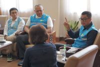 Direktur Utama PLN, Darmawan Prasodjo (kanan) saat berdiskusi dengan Rektor Universitas Gadjah Mada, Prof. dr. Ova Emilia, M.Med.Ed., Sp.OG(K)., Ph.D. (bawah) didampingi oleh MUP3 Yogyakarta (kiri), Adi Dwi Laksono; GM PLN UID Jateng DIY, Mochamad Soffin Hadi (Kedua kiri)