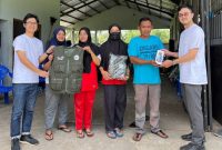 Karyawan Telkom Magelang (paling kiri dan paling kanan) selaku inisiator Program Bresih menyerahkan rompi operasional kepada petugas TPS Desa Tuksongobeberapa waktu yang lalu.