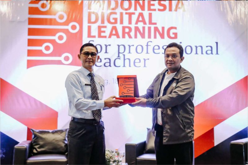 Senior Manager Pemberdayaan Sosial dan Lingkungan Telkom Suharsono (kanan) menyerahkan cindera mata kepada Kepala Dinas Pendidikan Kabupaten Sumedang Agus Wahidin dalam acara digital bootcamp Indonesia Digital Learning (IDL) untuk peningkatan kelulusan sertifikasi guru Indonesia di Graha Asia Plaza Asia Sumedang beberapa waktu yang lalu.