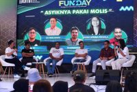 Kiri ke kanan : Tiara Sadikin (Moderator), Ricky (Smooth Riders Indonesia), Abdul (Gesits Riders Indonesia), Dharmawan (Komunitas Motor Listrik Indonesia) Zu Niki Mada (Head of Auto Load Bank Mandiri), dan Anne Aprina Priskila (VP Pelayanan Kendaraan Listrik PLN Icon Plus) pada Talkshow Asyiknya Pakai Molis yang diselenggarakan di Cilandak Town Square Sabtu, (24/6).