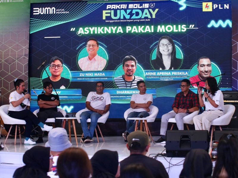 Kiri ke kanan : Tiara Sadikin (Moderator), Ricky (Smooth Riders Indonesia), Abdul (Gesits Riders Indonesia), Dharmawan (Komunitas Motor Listrik Indonesia) Zu Niki Mada (Head of Auto Load Bank Mandiri), dan Anne Aprina Priskila (VP Pelayanan Kendaraan Listrik PLN Icon Plus) pada Talkshow Asyiknya Pakai Molis yang diselenggarakan di Cilandak Town Square Sabtu, (24/6).