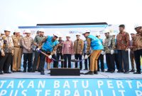 Direktur Utama PLN Darmawan Prasodjo (Depan Kiri) dan Wakil Walikota Depok Imam Budi Hartono (Depan Kanan), meletakan batu pertama pembangunan kampus terpadu Institut Teknologi PLN Sawangan, yang berlokasi di Kelurahan Bedahan, Kecamatan Sawangan, Kota Depok, Senin (26/6).