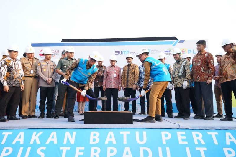 Direktur Utama PLN Darmawan Prasodjo (Depan Kiri) dan Wakil Walikota Depok Imam Budi Hartono (Depan Kanan), meletakan batu pertama pembangunan kampus terpadu Institut Teknologi PLN Sawangan, yang berlokasi di Kelurahan Bedahan, Kecamatan Sawangan, Kota Depok, Senin (26/6).