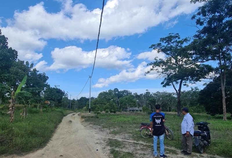 Jaringan Tegangan Rendah yang mengalirkan listrik di Dusun Parit Syukur, Kabupaten Karimun, Kepulauan Riau. / foto ist