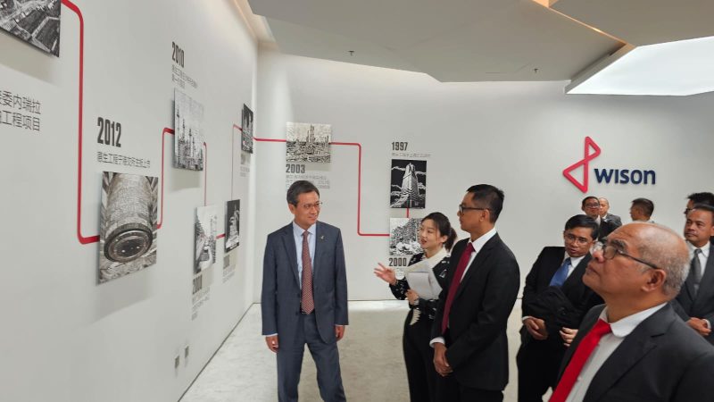 Direktur Utama PLN Darmawan Prasodjo, Komisaris Utama PLN Amien Sunaryadi beserta jajaran Direksi PLN saat mendengarkan penjelasan dari pihak Wison Offshore & Marine di China.