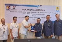 Deputy BBSO Head Pamapersada Nusantara, Arif Cahyadi (3 dari kiri) bersama Manager PLN UP3 Banjarmasin, Muhammad Arif Fikri (3 dari kanan) siap mendukung energi hijau dengan menandatangani perjanjian Pembelian Renewable Energy Certificate PLN.