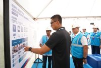 Direktur Utama PLN, Darmawan Prasodjo saat mengecek posko pengamanan kelistrikan gelaran Formula E di Jakarta International E-Prix Circuit (JIEC).