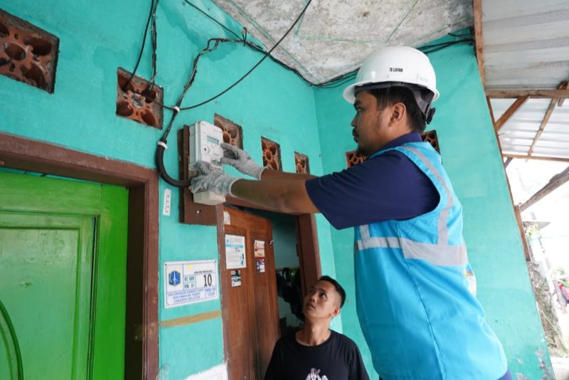 Petugas PLN melakukan penggantian kWh meter ke smart meter di salah satu bangunan pelanggan di Jakarta./ foto dok. PLN