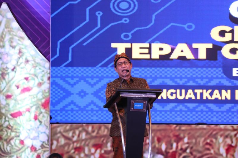 Menteri Desa, Pembangunan Daerah Teringgal dan Transmigrasi, Abdul Halim Iskandar beserta istri Lilik Umi Nasriyah menghadiri Gala Diner Gelar Teknologi Tepat Guna Nusantara XXIV di Novotel Hotel Bandar Lampung, Selasa (6/06/23). Turut hadir Gubernur Lampung Arinal Djunaidi, Wakil Gubernur Lampung Chusnunia Chalim, Kepala BPI Ivanovich Agusta, Dirjen PDP Sugito, Dirjen PEI Harlina Sulistyorini, Dirjen PPKTrans Danton Ginting Munthe,Kepala BPSDM Luthfiyah Nurlaela, Plt. Dirjen PPDT Rafdinal serta pimpinan tinggi pratama Kementerian Desa, PDT dan Transmigrasi. / foto dok. Kemendes PDT