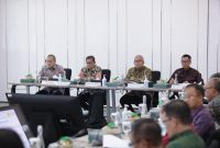 Wakil Menteri BUMN I Pahala N. Mansury, Komisaris Utama PLN Amien Sunaryadi, Direktur Utama PLN Darmawan Prasodjo, Asisten Deputi Bidang Industri Energi, Minyak dan Gas Kementerian BUMN Abdi Mustakim bersama jajaran Komisaris dan Direksi PLN saat mengikuti RUPS PLN, Rabu (7/6).