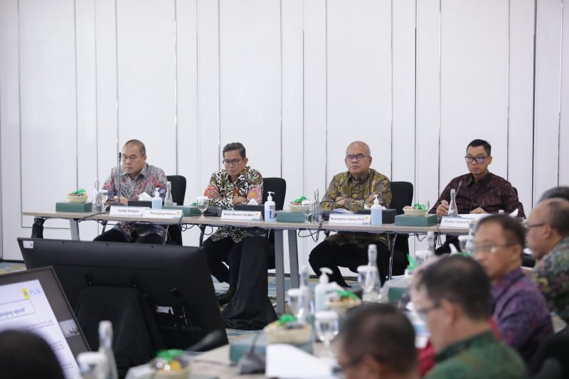 Wakil Menteri BUMN I Pahala N. Mansury, Komisaris Utama PLN Amien Sunaryadi, Direktur Utama PLN Darmawan Prasodjo, Asisten Deputi Bidang Industri Energi, Minyak dan Gas Kementerian BUMN Abdi Mustakim bersama jajaran Komisaris dan Direksi PLN saat mengikuti RUPS PLN, Rabu (7/6).