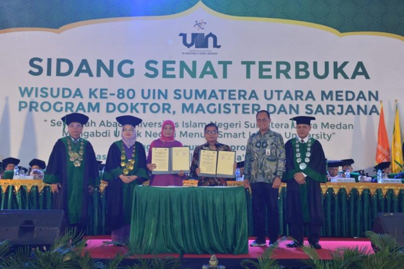 Kepala Badan Pengembangan Sumber Daya Manusia (BPSDM) Kementerian Desa, Pembangunan Daerah Tertinggal, dan Transmigrasi Luthfiyah Nurlaela (ketiga kiri) dan Kepala Pusat Lembaga Penelitian dan Pengabdian Kepada Masyarakat (LPPM) UIN Sumatera Utara Hasan Sazali (ketiga kanan) menandatangi Perjanjian Kerja Bersama pada acara Wisuda ke-80 UIN Sumatera Utara di Gedung Serba Guna Pemprovsu, Medan, Selasa (13/6/2023). BPSDM Kemendes PDTT dan LPPM UIN Sumatera Utara bersepakat bekerja sama tentang Pengembangan Kapasitas SDM, Pemberdayaan Masyarakat Desa, Daerah Tertinggal, dan Transmigrasi melalui Program MBKM. 
Foto: Wening/Kemendes PDTT