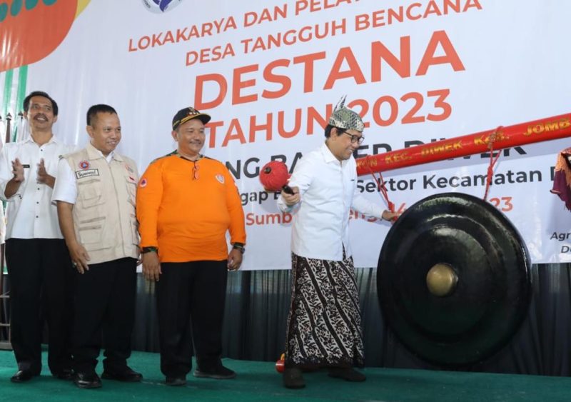 Jombang – Menteri Desa Pembangunan Daerah Tertinggal dan Transmigrasi (Mendes PDTT), Abdul Halim Iskandar Membuka Sekaligus memberikan arahan pada Acara Lokakarya dan Pelatihan Relawan Desa Tangguh Bencana DESTANA Tahun 2023 di Kecamatan Diwek, Kab. Jombang. Rabu, 14 Juni 2023 
Foto : Nugrah S Humas Kemdesa