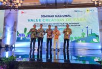 Dari kiri ke kanan: General Manager PLN Unit Induk Pembangkitan Tanjung Jati B Hari Cahyono, Kepala Balai Jalan Kementerian PUPR Yohanes Ronny, Direktur Manajemen Pembangkitan PLN Adi Lumakso, Perwakilan Deputi I Kantor Staf Presiden RI Triyoko, Direktur Pengelolaan Limbah B3 & NonB3 KLHK Achmad Gunawan Widjaksono foto bersama setelah membuka Seminar Nasional bertajuk 'Value Creation of FABA untuk Mendukung Infrastruktur Pertanian dan Pembangunan Berkelanjutan' di Semarang, Rabu (14/6).