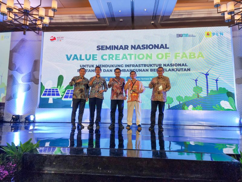 Dari kiri ke kanan: General Manager PLN Unit Induk Pembangkitan Tanjung Jati B Hari Cahyono, Kepala Balai Jalan Kementerian PUPR Yohanes Ronny, Direktur Manajemen Pembangkitan PLN Adi Lumakso, Perwakilan Deputi I Kantor Staf Presiden RI Triyoko, Direktur Pengelolaan Limbah B3 & NonB3 KLHK Achmad Gunawan Widjaksono foto bersama setelah membuka Seminar Nasional bertajuk 'Value Creation of FABA untuk Mendukung Infrastruktur Pertanian dan Pembangunan Berkelanjutan' di Semarang, Rabu (14/6).