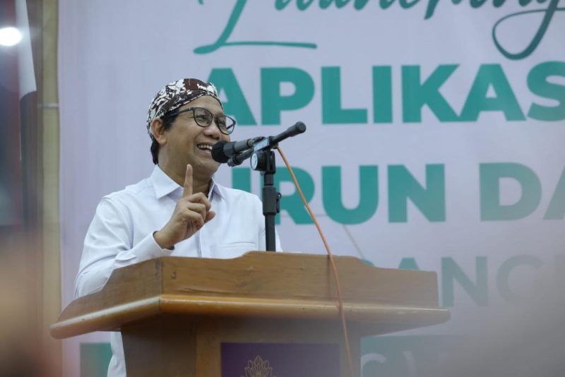 Surabaya – Abdul Halim Iskandar Menteri Desa Pembangunan Daerah Tertinggal dan Transmigrasi (Mendes PDTT) melaunching aplikasi digital Koperasi Urun Dana Sejahtera bertajuk “Kebangkitan Pengusaha” di Grand INNA  Tunjungan, Surabaya, pada Rabu (14/5/2023). Foto : Didi Humas Kemendesa