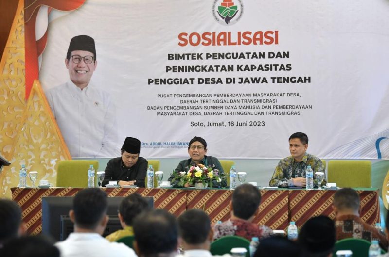 Menteri Desa, Pembangunan Daerah Tertinggal, dan Transmigrasi Abdul Halim Iskandar didampingi Muhammad Yusuf Chudlori , Kepala Pusat Pengembangan Pemberdayaan Masyarakat Desa, Daerah Tertinggal, dan Transmigrasi Yusra dalam Sosialisasi Bimtek Penguatan dan Peningkatan Kapasitas Penggiat Desa di Jawa Tengah tersebut. Selain itu ratusan penggiat desa di Provinsi Jawa Tengah.
Surakarta, Jumat (16/6/2023).
